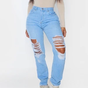 PrettylittleThing Ripped Mom jeans  - Ripped jeans aldrig använt och med prislappen fortfarande på!!!