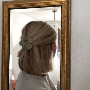 Fin hårklämma! - Säljer denna jätte fina hårklämma som är en riktig early 2000s vibe, använd men i bra skick! 60 kr men frakt inkluderat i priset!💖