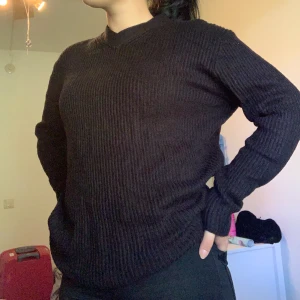 Stickad tröja - V- ringad stickad tröja 