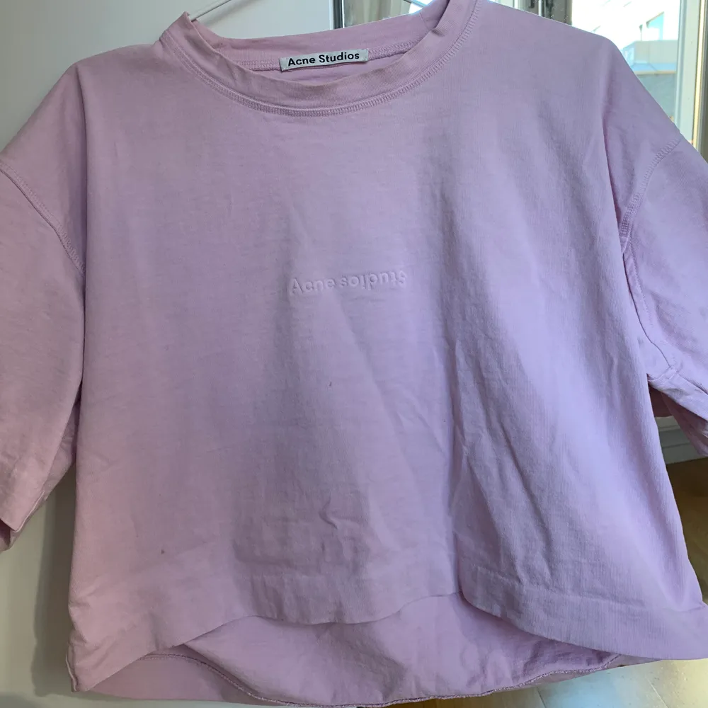 T-Shirt från Acne i ljus lila/rosa färg! storlek XS men passar S-M! Köpt för 1200kr o säljer för 300. T-shirts.
