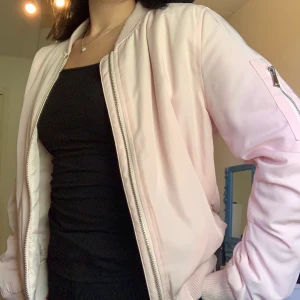 Rosa Bomberjacka - En ljusrosa bomberjacka