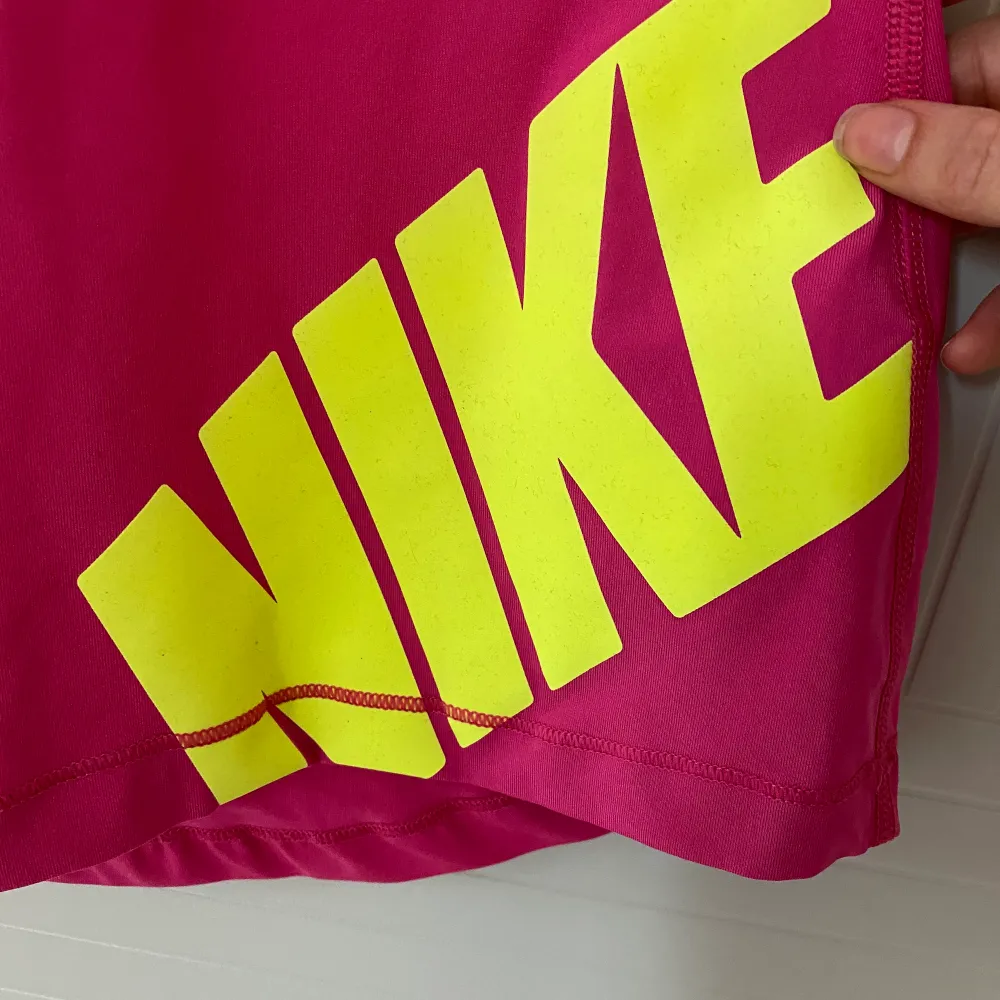 Oanvänd träningstshirt från Nike. Köparen betalar frakt. . T-shirts.