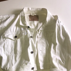Vit vintage jacka denim  - En thriftshopad jeans jacka i vit med tryck på ryggen. Passar xs för oversized. Jag har storlek S och den passa perfekt. Säljer pga att jag inte finner den till så mycket användning. Inte sliten och känns som ny. 80kr . 