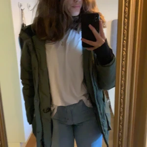 Everest vinterjacka grön  - Jättefin jacka, obetydligt använd. Polyester.