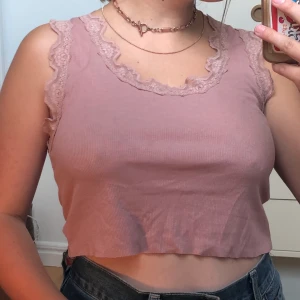 Crop top från Lindex - Jätte fint cropat linne från Lindex med spets. Knappt använt ✨ Frakt: 22kr✨ Betalning via swish✨