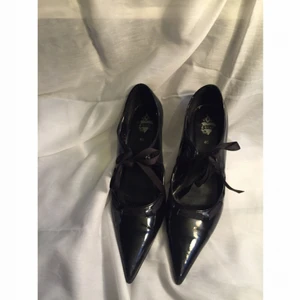  - Svarta spetsiga skor som har använts en gång! Superbra skick :) kan mötas upp i Stockholm eller Uppsala samt posta (köparen står för frakten)!