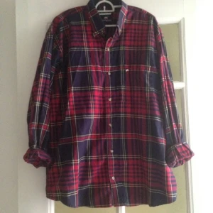  - Rutig mansskjorta, passar även kvinnor oversized.  Kan mötas upp i Stockholm eller skicka. Köparen står för frakten. 
