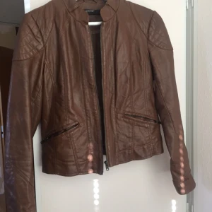  - Jacka i skinnimitation. Knappt använd. Nyskick! 