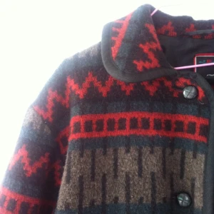  - 🔻Stencool retro jacka i fint mönster🔻

• Storlek: 34/36, men stor. (Passar nog liten 38a med)
• Märke: Kappahl 
• Material: se bild 3
• Skick: Mycket fint skick för sin ålder
• Övrigt: inga skavanker, lite luddig (ull)
• Frakt: FRAKTFRITT