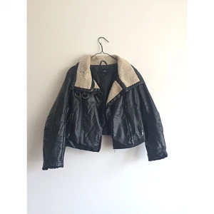 - Skinnjacka från H&M. Frakt 70kr✨