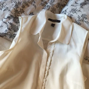  - Vit blus från Esprit, aldrig använd!