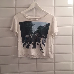  - Jag säljer min BeatlesT-shirt ifrån H&M då den knappt blivit använd. Den är i mycket bra skick, som ny. Saknar storlek men jag gissar på 36/S/M