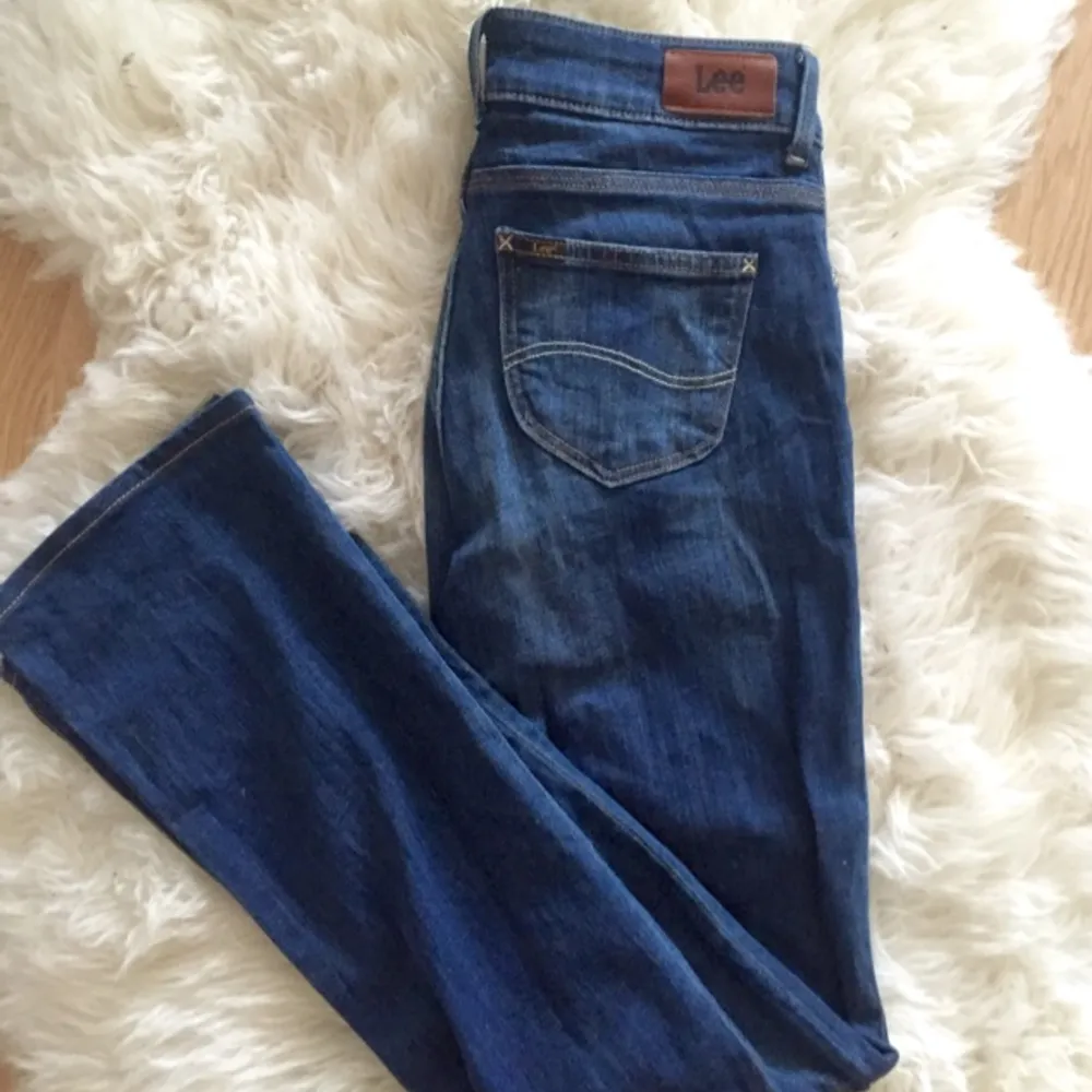 Helt nya utsvängda LEE-jeans Köpta för 2000, säljer för 500kr. Jeans & Byxor.