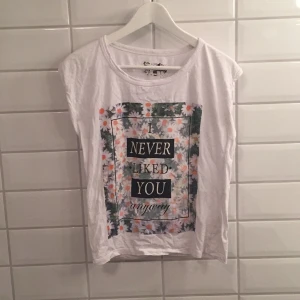  - Jag säljer min t-shirt med trycket "I nerver likes you anyway" ifrån Primark - London i storlek 36 då den aldrig blivit använd. Den är helt ny. Jag tycker den är storleksenlig!