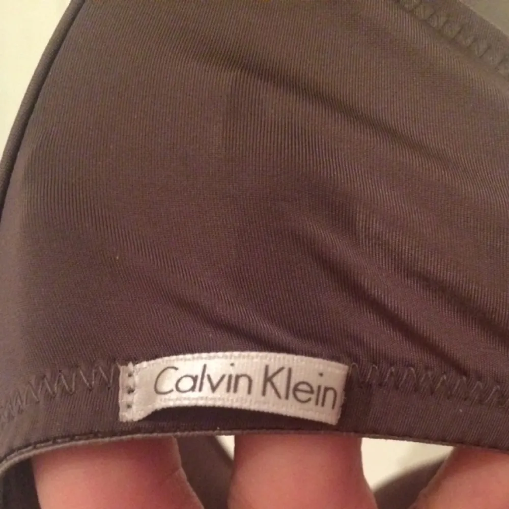 Calvin Klein bh i färgen gråbrun. Aldrig använd! Fick den i present men tyvärr var det fel storlek! . Övrigt.