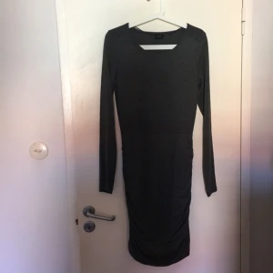  - Helt oanvänd grå klänning från Vero Moda. Drapering längs sidorna. Andra bilden visar färgen bäst!! 