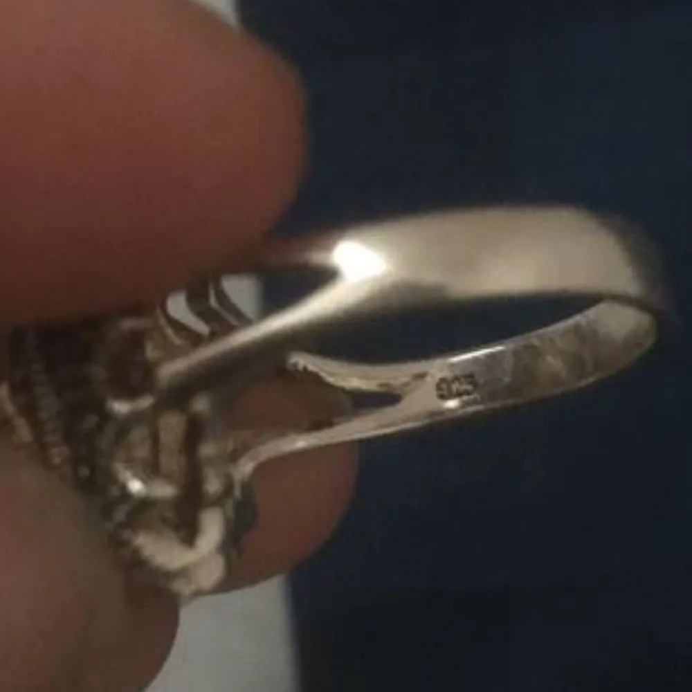 Silver ring med lila sten ( vet ej vilken sten ) stämpel 925. Accessoarer.