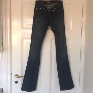 Supersnygga bootcut jeans med låg midja från Rock & Republic som var väldigt heta för ett antal år sen. Sparsamt använda och knappt tvättade.