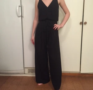  - Fin byxdress med tillhörande skärp/ band i midjan. Skärpet är avtagbart så man kan använda utan om man hellre vill det. Passar en 34/36a