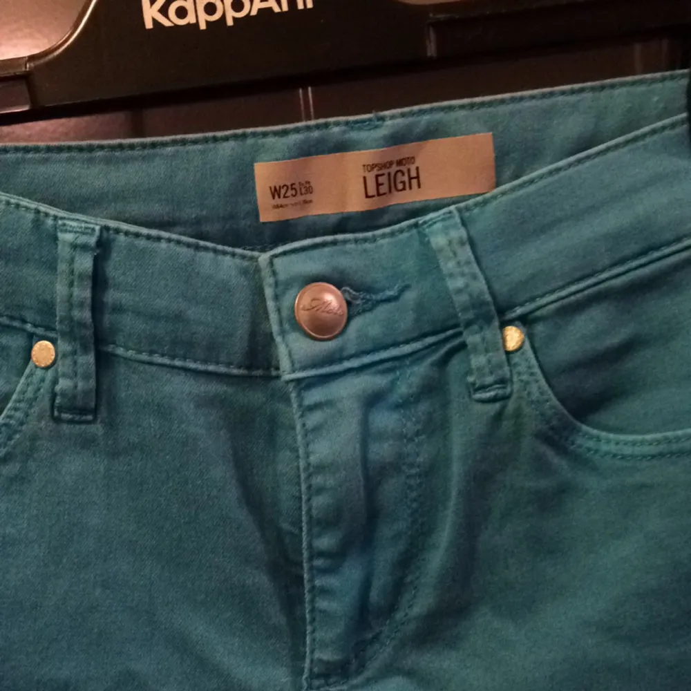Topshop jeans i så snygg turkos färg! Använda en gång. Köparen betalar frakt eller upphämtning i Upplands-Bro :) . Jeans & Byxor.
