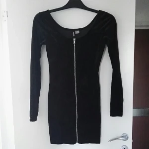  - svart, tight fodral från h&m, i sammet, storlek 34. används typ en gång. :) 