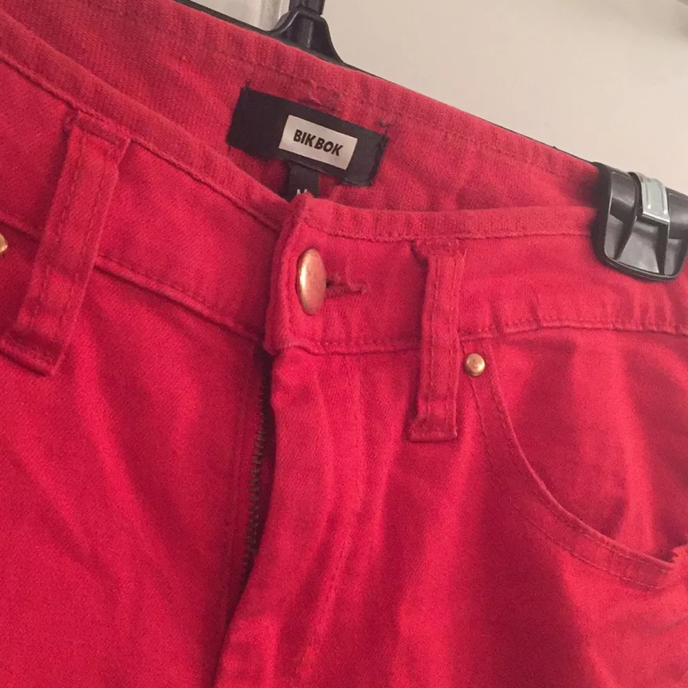 Klarröda Jeans i Storlek M. Har aldrig använt dem så de är helt nya! ifrån BikBok. Jeans & Byxor.