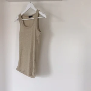  - Guldigt/glittrigt linne