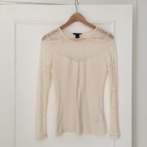 - HELT OANVÄND top med spetsdetaljer. Tight passform, grymt snygg till ett par höga jeans eller shorts. Crémevit. Perfekt inför vår och sommar!