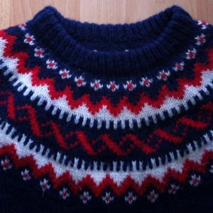  - 🌀Fin kofta/tröja från Beyond Retro🌀

• Storlek: Medium
• Märke: Hemgjord, handmade
• Material: Okänt, akryl troligtvis
• Skick: Använd men i gott skick
• Övrigt: Inga skavanker, lite noppror/luddig
• Frakt: 56-69kr