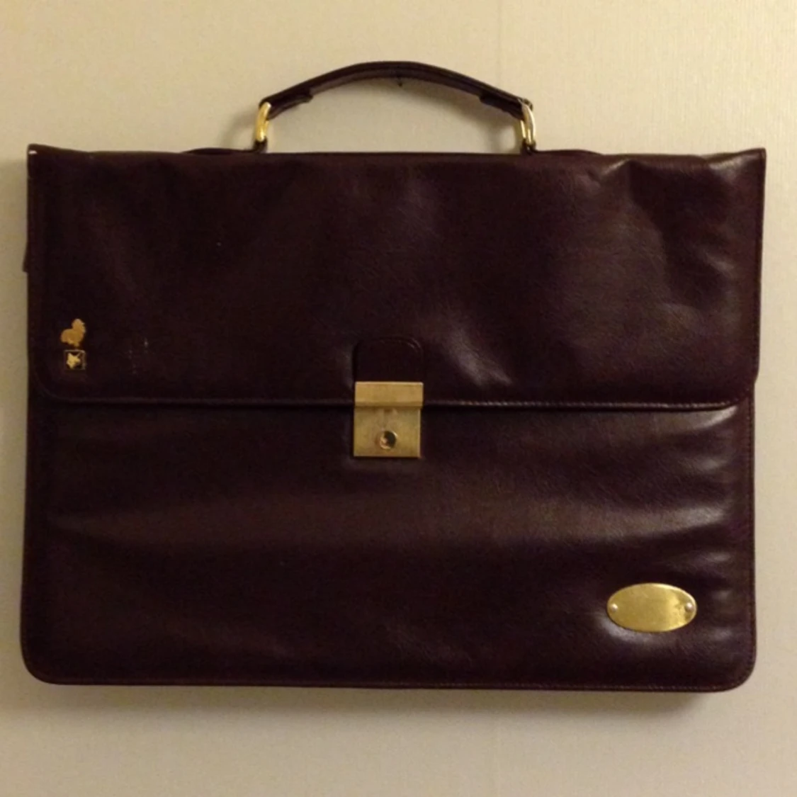 Skinnväska, får plats med 15tums bärbar dator.