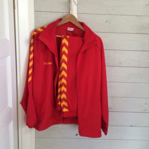  - Supersnabb träningsoverall i jättefint skick. 🎈märke: HUMMEL. 