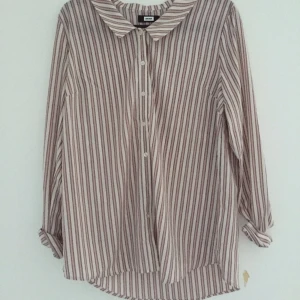  - Skjorta i fint material från Bikbok, aldrig använd.