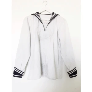  - Sjömanskostym köpt i Göteborg (såklart!). Den är lite lortig och har märken från tiotal kravallstaket. Den har även kramat om Håkan Hellström himself nästan lika många gånger. Autograf på ryggen som är orsaken till varför denna är otvättad, man kan säkert t