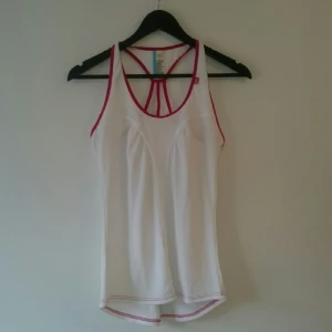  - Oanvänt träningslinne med fin rygg från Helly Hansen. Liten i storleken, sitter tight på mig som vanligtvis är s/m 