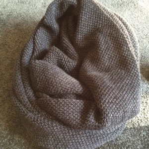  - Mörkgrå tubhalsduk från H&M. Som ny! Perfekt till dig som gillar stora härliga halsdukar!
