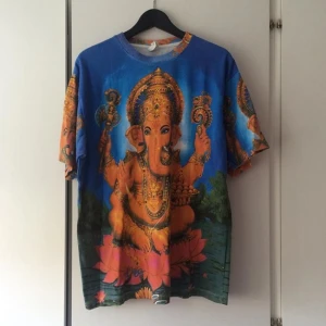  - Skitsnygg T-shirt med Ganesha-print och även på baksidan! Bra skick! Köparen står för frakten! Tar även emot betalning via swish!
