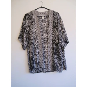  - Snygg kimono från H&M. Passar även en S. Använd 1 gång. Frakt 42kr✨