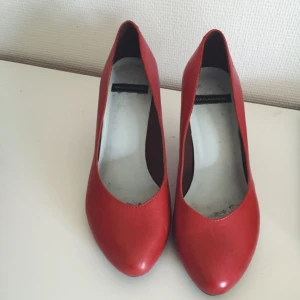  - Röda klackskor i skinn från vagabond 👠 Frakt 69kr 