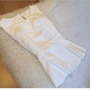  - Vit underbar peplumtopp, storlek S!
Använd en gång så är i bäst skick.
Dragkedja på ryggen.

