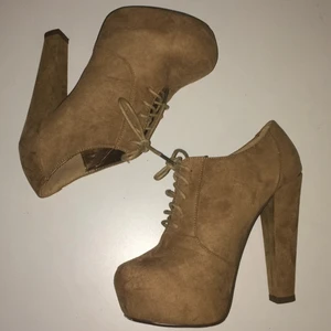  - Underbara klackar från forever21. Endast provade inomhus men aldrig använda då dom va för stora då jag oftast har 36 i skor. Skorna är i ett mocca-liknande material. 

Kan skickas emot fraktkostnad eller mötas runt om Stockholm! Priserna på alla mina saker kan diskuteras då jag vill bli av med allt! 