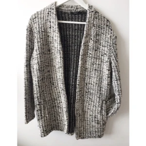  - Tjock lite längre tröja. Går att använda som jacka när värmen kommer. Aldrig använd. 