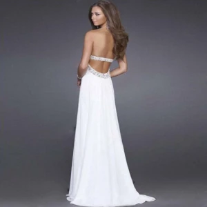  - Underbar balklänning/maxi klänning med silver skimmrande  detaljer. Vit färg. Stl M. Mycket vackert! 