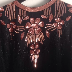  - Asacool paljettopp som blingar lite extra! Köpt på vintagebutiker i Edinburgh. Passar även M med en lite tightare fit. 
