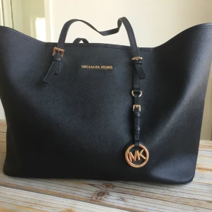  - Svart Michel Kors väska, några år gammal men inte använd så mycket. Kvitto finns