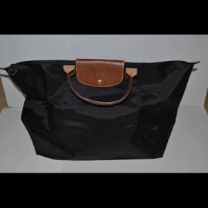  - Le pliage medium folding bag.
Aldrig använd, är alltså lika fin som en ny. 
Nypris: 750:-