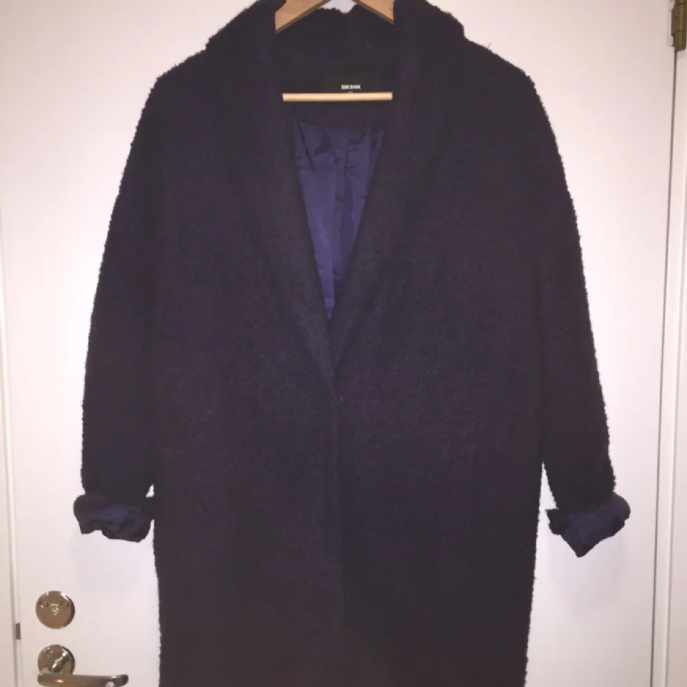 Snygg mörkblå overzise kappa, använd vid ett par tillfällen endast. Fint skick! Passar perfekt till våren:). Jackor.