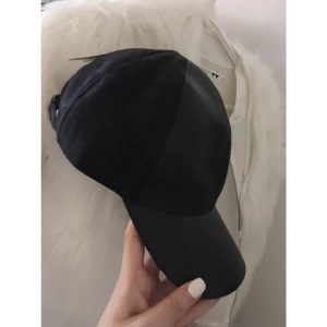  - Ball keps med skinndetaljer. Storleken går att justera. Helt ny, prislapp sitter fortf kvar. 