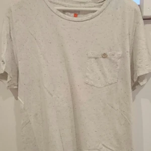  - Homebound Vaniljvit Mellerad t-shirt.
köpt på Carlings.
