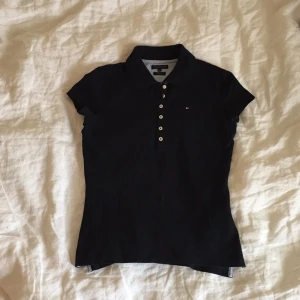  - Mörkblå tröja från Tommy Hilfiger. 