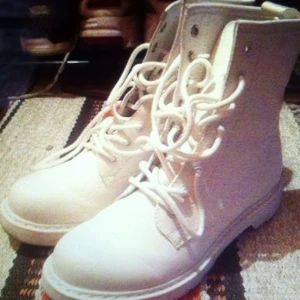  - 💎 Finaste kängorna i Dr Martens stil💎

• Storlek: Märkta 36, passar 37!
• Märke: ... Attitude
• Material: Fejkläder (veganska)
• Skick: Använda en gång, som nya!
• Övrigt: Inga skavanker, förutom lite smuts
• Frakt: fraktfritt
• Mått: 23,5cm inuti